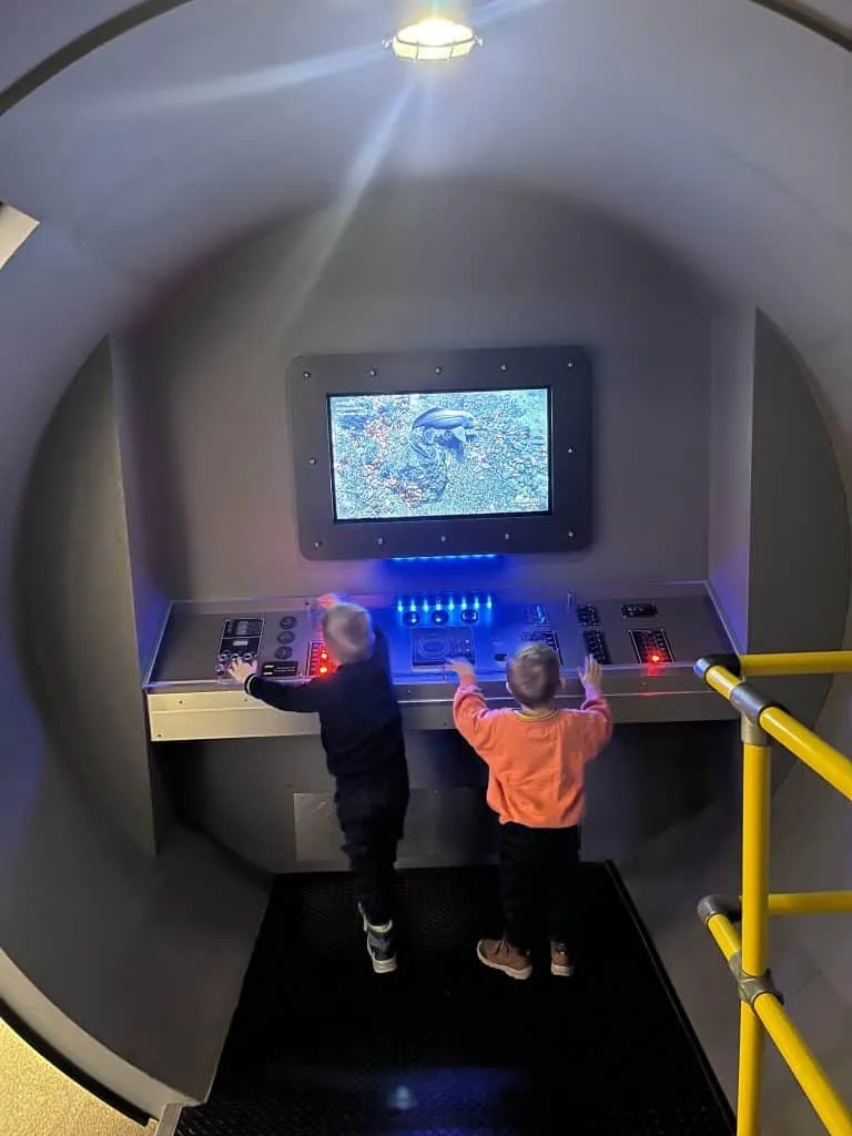 Kinder spielen im U-Boot