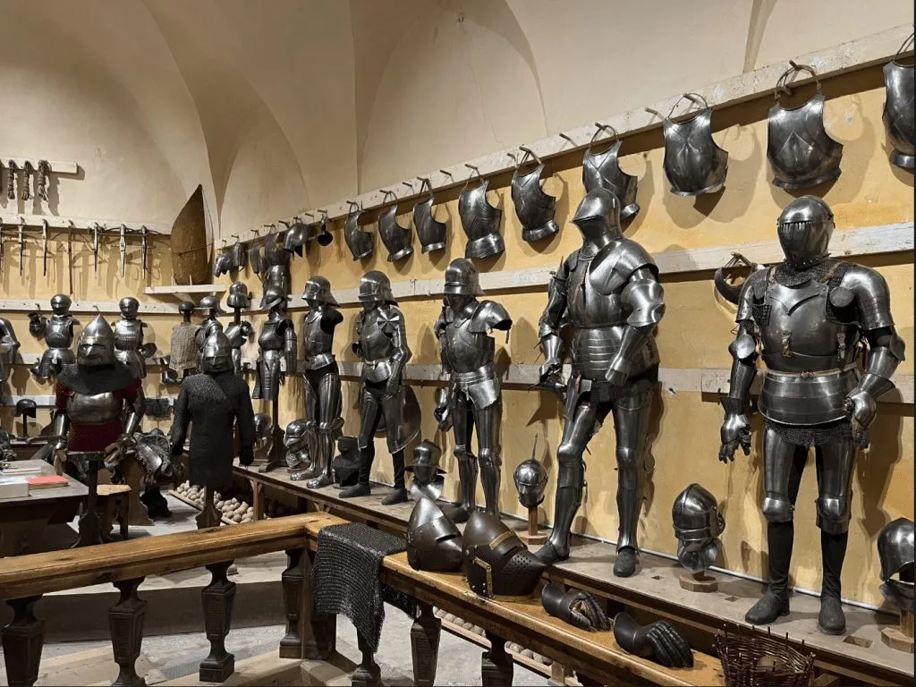 Ritterrüstungen in der Rüstkammer der Churburg