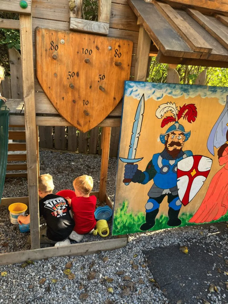 Kinder im Ritterspielhaus der Burgschänke