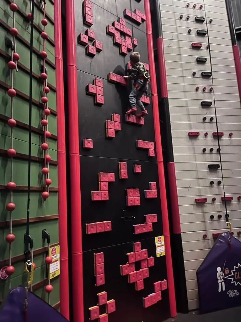 Die Tetris-Wand bei Clip ’n Climb