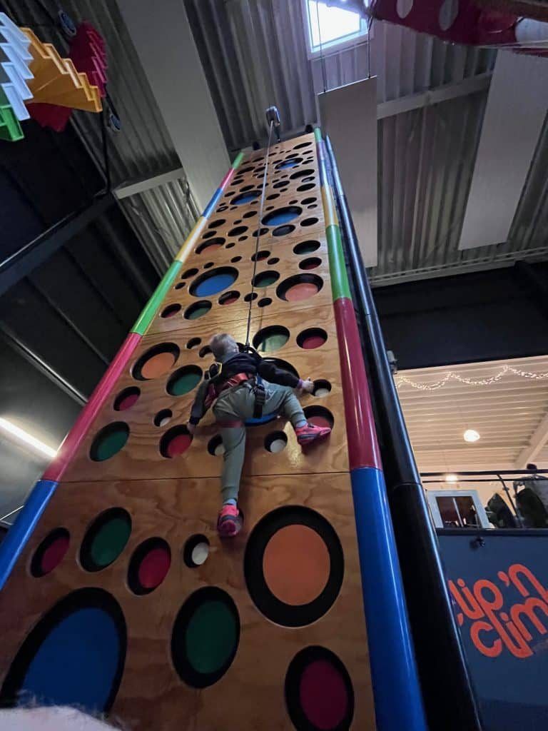 Kind klettert an der gelben Käsewand bei Clip 'n Climb Viersen