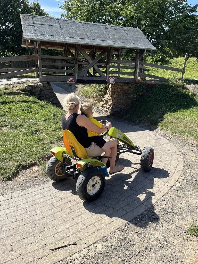 Mutter und Kind im Kettcar