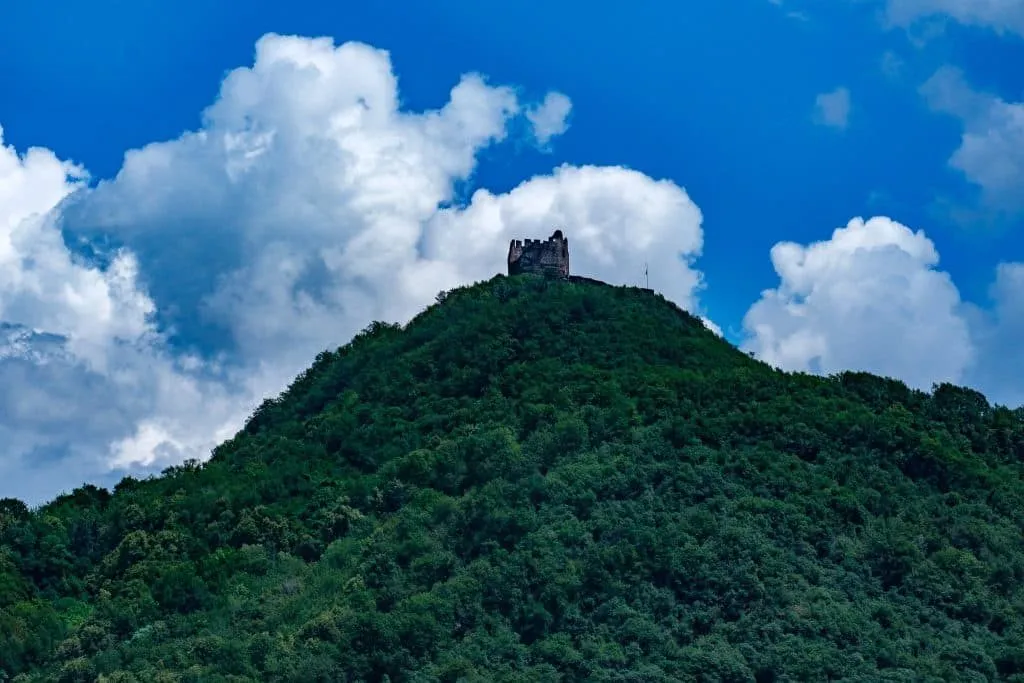 Burgruine über dem See