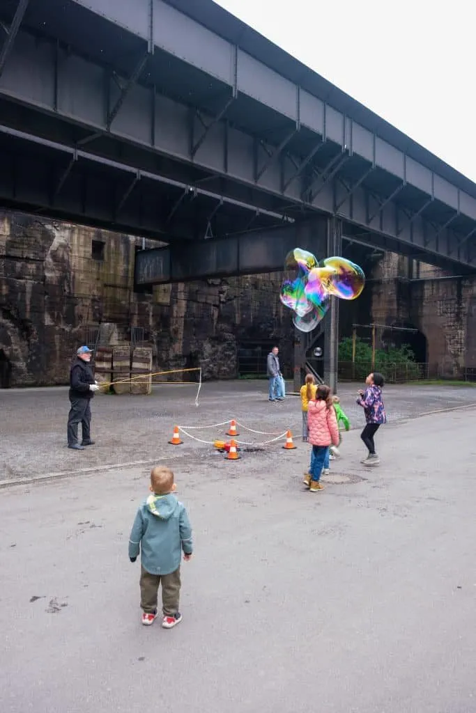Kinder jagen Seifenblasen am Hochofen 5