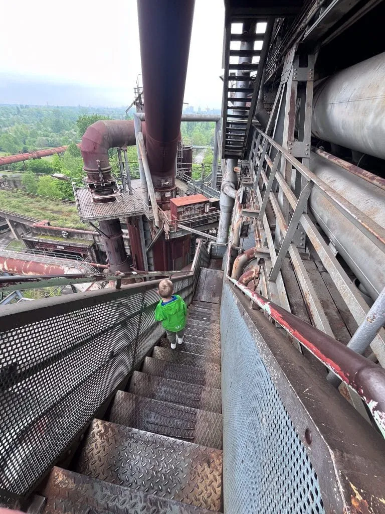 Industriebauten und Grünflächen von oben