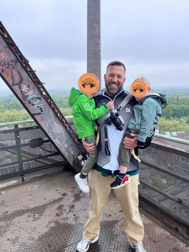 Familie auf der Aussichtsplattform des Hochofens