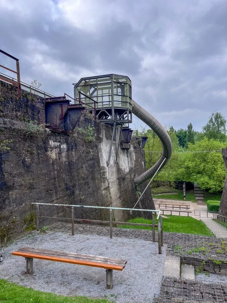 Kind in der Röhrenrutsche im Möllerbunker