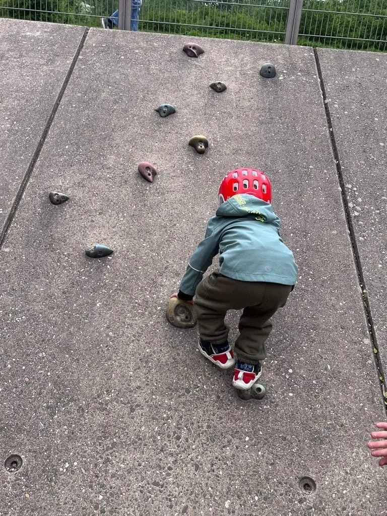 Kletterwand für Kinder im Landschaftspark