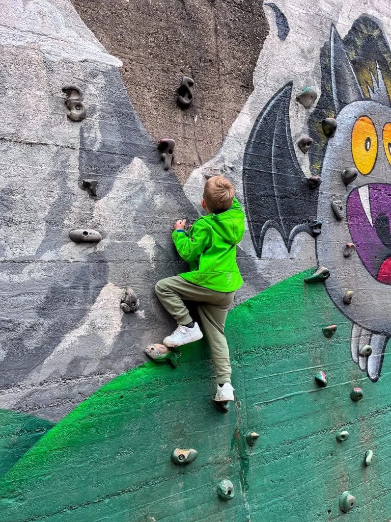 Kinder klettern zwischen den Mauern des Möllerbunkers
