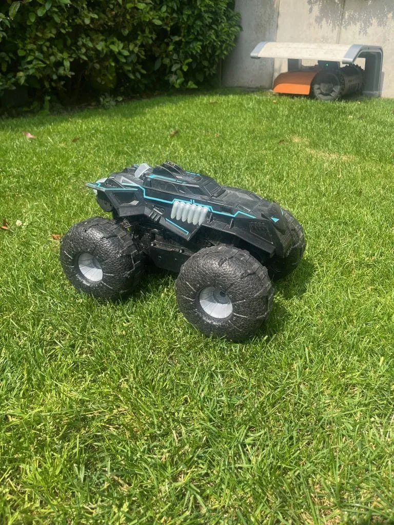 Batman-Monstertruck auf dem Rasen