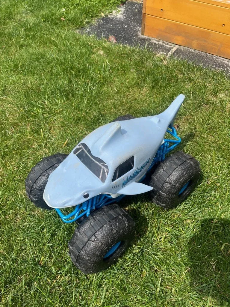 Hai-Monstertruck Megalodon auf dem Rasen