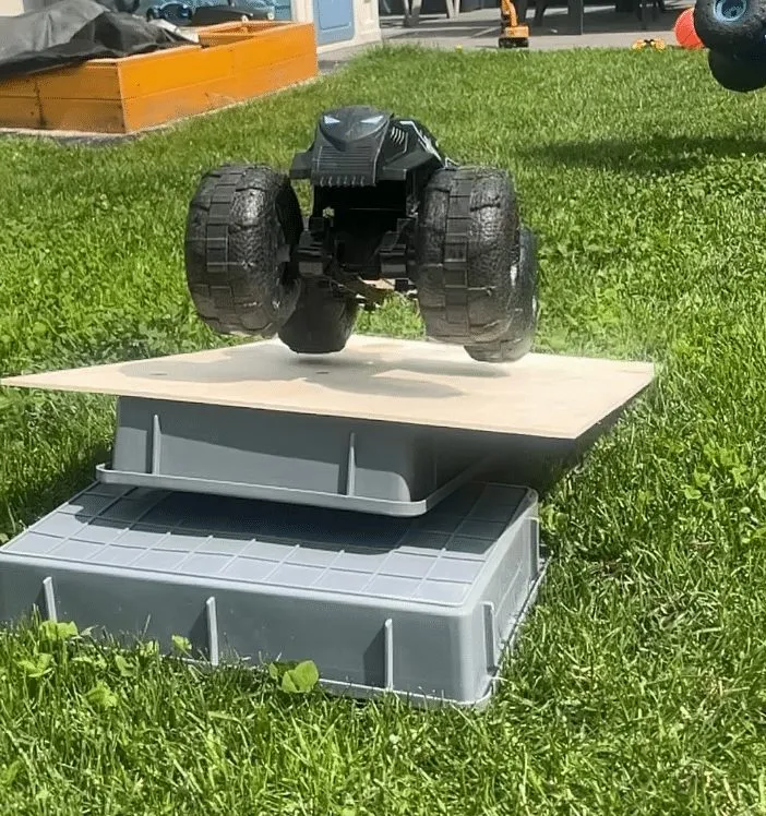 Monstertruck auf einer selbst gebauten Rampe
