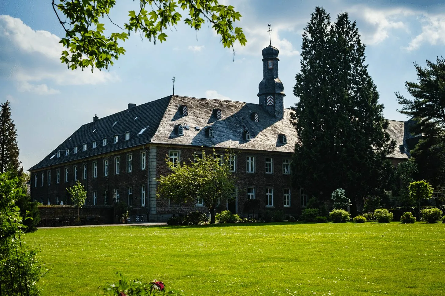 Das Nikolauskloster in Jüchen