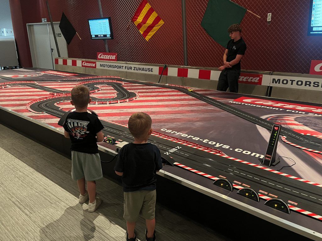Zwei Kinder vor der großen Carrera-Bahn im ring°werk am Nürburgring