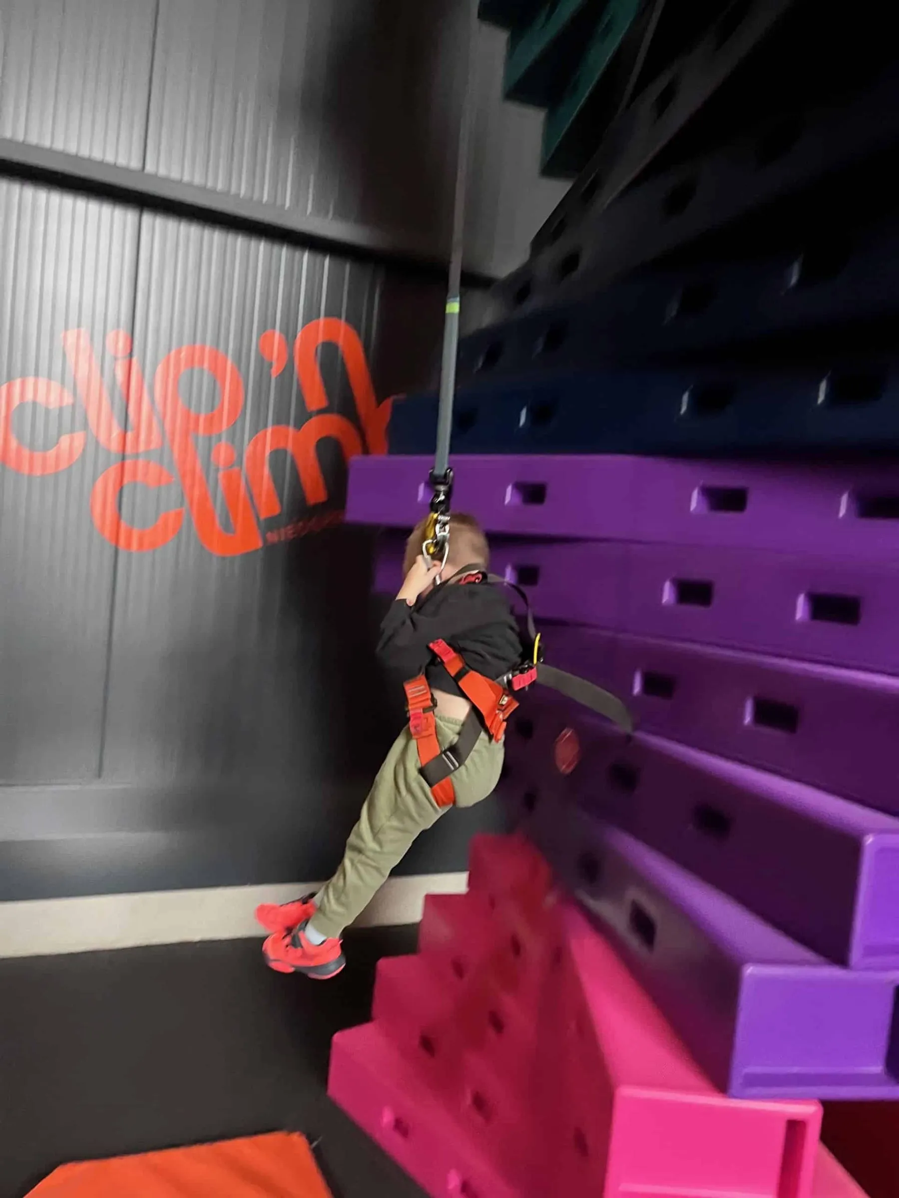 Kind an der Kletterwand bei Clip ’n Climb