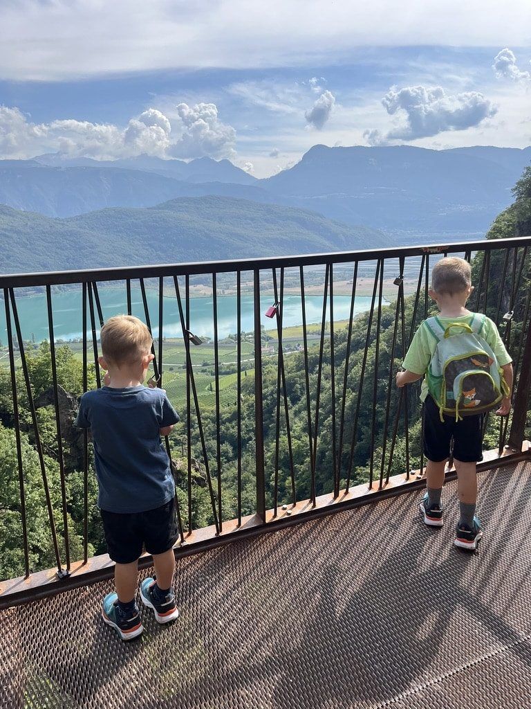 Zwei Kinder auf der Aussichtsplattform über dem Kalterer See am Ende der Rastenbachklamm