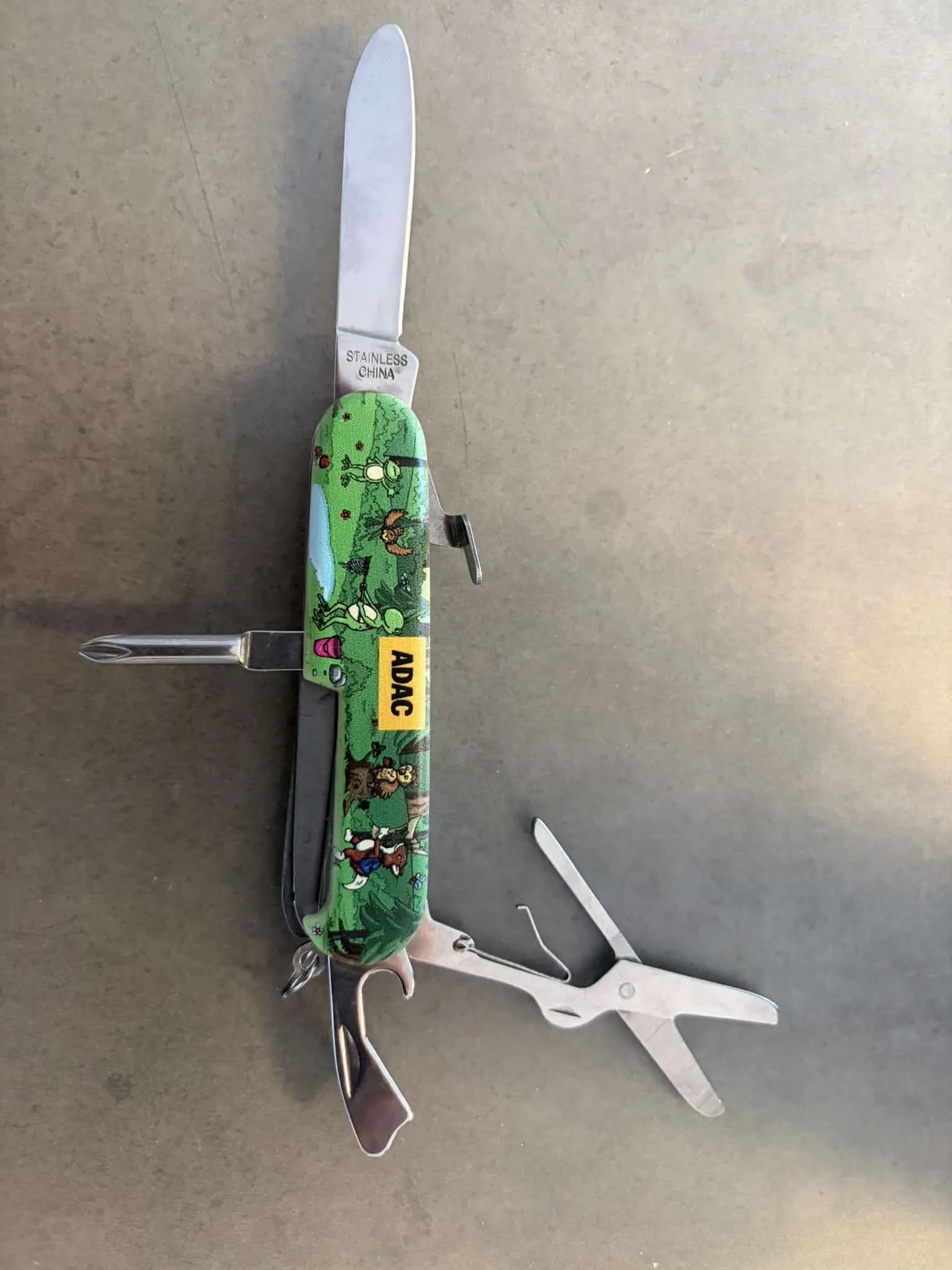 Taschenmesser mit ausgeklappter Klinge und Schere