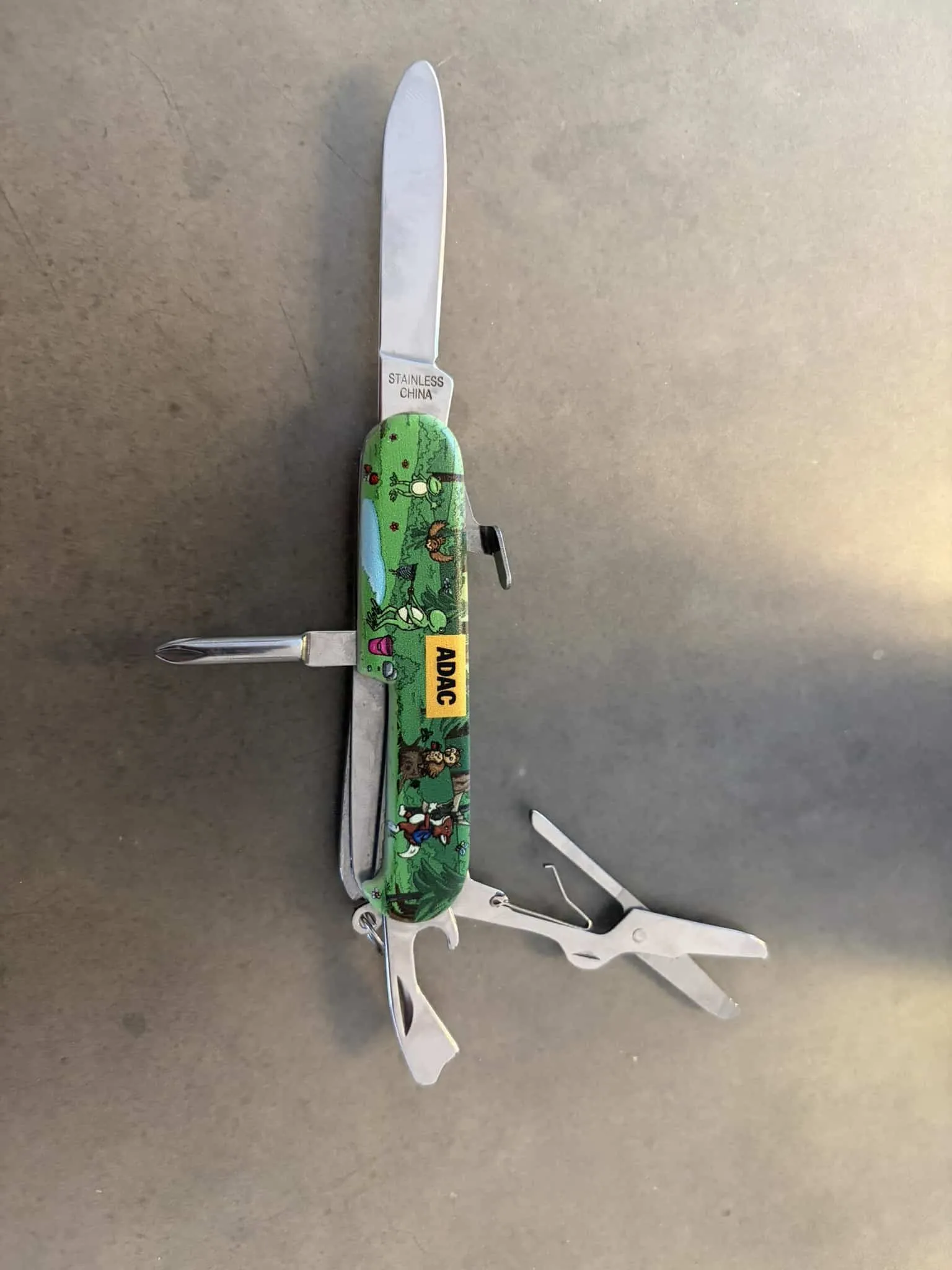 Taschenmesser mit allen Werkzeugen ausgeklappt